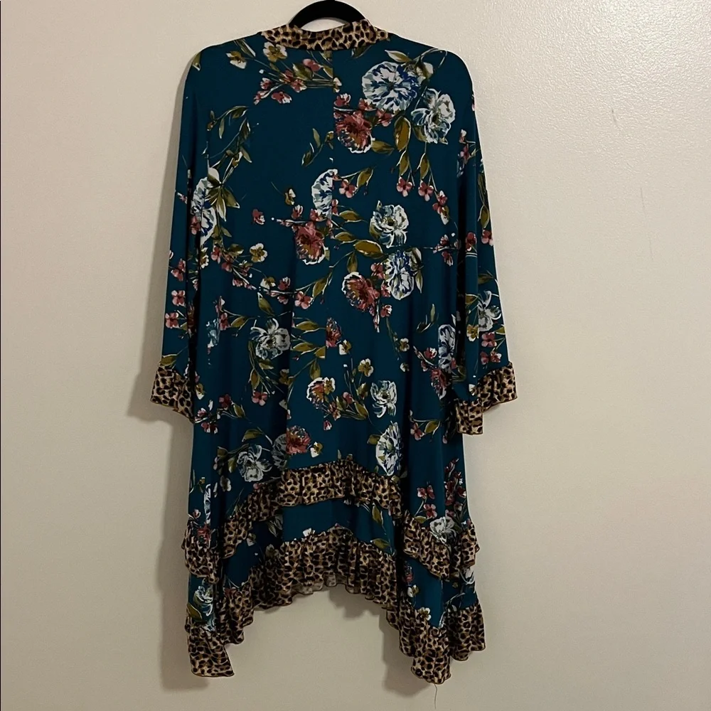 Zadie B’s Floral top with Leopard Trim - Picture 2 of 2